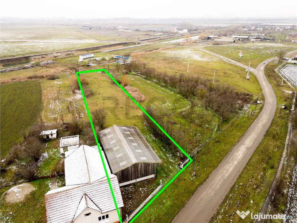 RECO . Teren intravilan cu hala metalica in Roit .