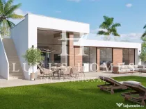 Vilă cu terasă pe acoperiș, grădină și parcare situată într-o stațiune de golf