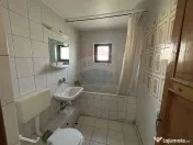 Apartament cu 3 camere decomandat de închiriat în zona ... 