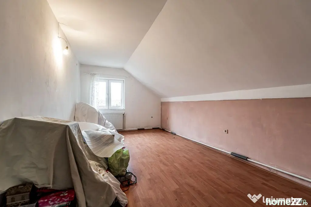 Casă construită în anul 2000, cu 5 camere Aradul Nou, ...