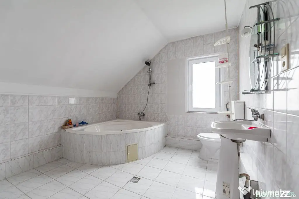 Casă construită în anul 2000, cu 5 camere Aradul Nou, ...