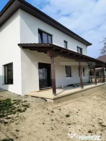 Casa spatioasa de vinzare,ideala pentru confort si liniste