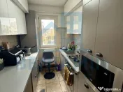 3 camere - etaj 3 - 52mp - renovat - centrala - apa - Cra... 