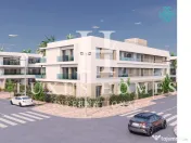 Apartament la parter, cu terasă, piscină și spa, situat aproape de mare 