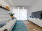 Apartament modern cu piscină comunitară și terasă, situat aproape de plajă