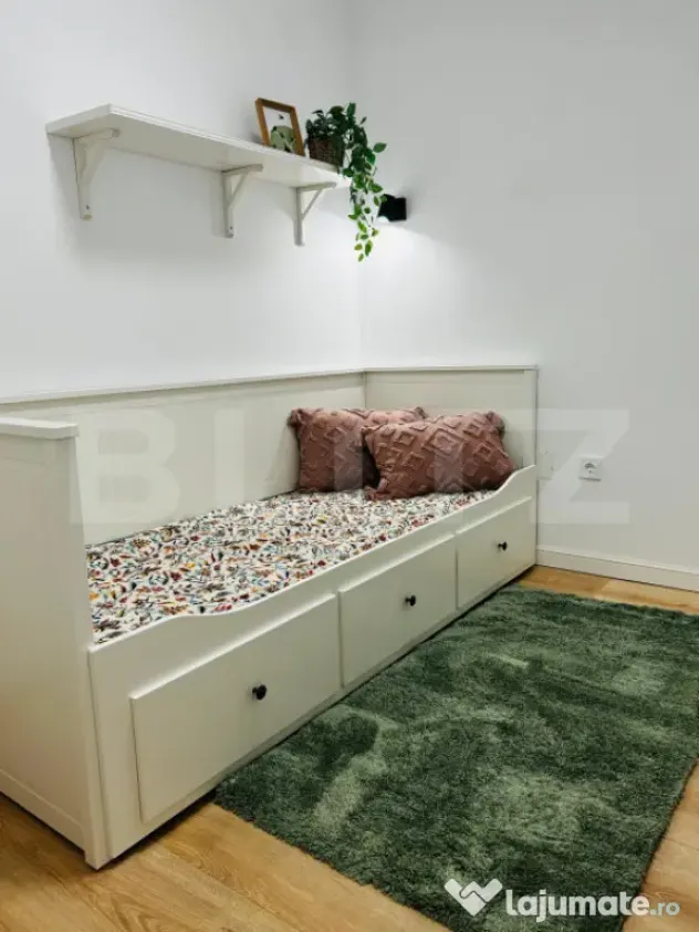 Apartament 3 camere, LUX, intermediar, garaj, CF iesit, zona