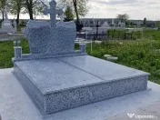 Monumente funerare si rastigniri