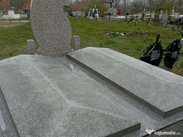 Monumente funerare si rastigniri
