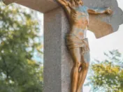 Monumente funerare si rastigniri