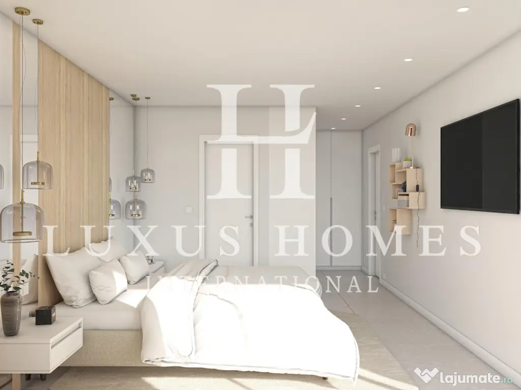 Vilă spațioasă cu terasă pe acoperiș și piscină privată pe un teren de golf