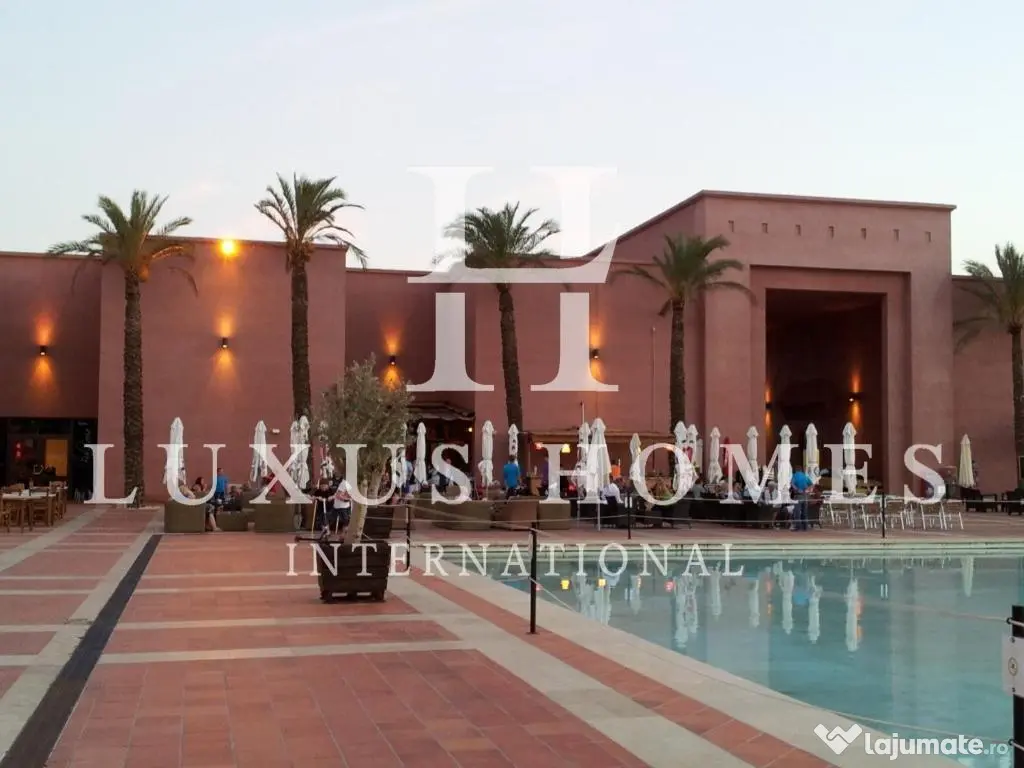 Vilă spațioasă cu terasă pe acoperiș și piscină privată pe un teren de golf