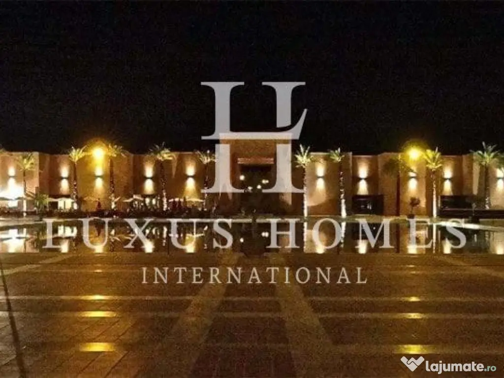 Vilă spațioasă cu terasă pe acoperiș și piscină privată pe un teren de golf