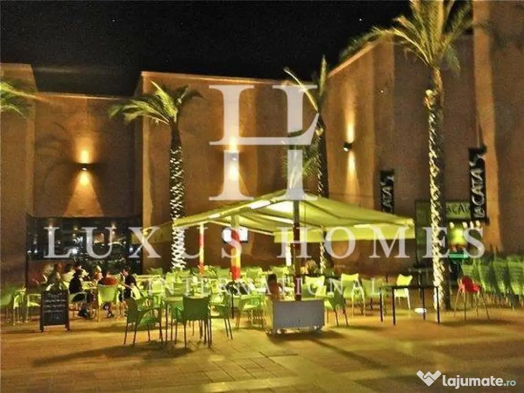 Vilă spațioasă cu terasă pe acoperiș și piscină privată pe un teren de golf