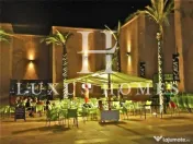 Vilă spațioasă cu terasă pe acoperiș și piscină privată  pe un teren de golf 