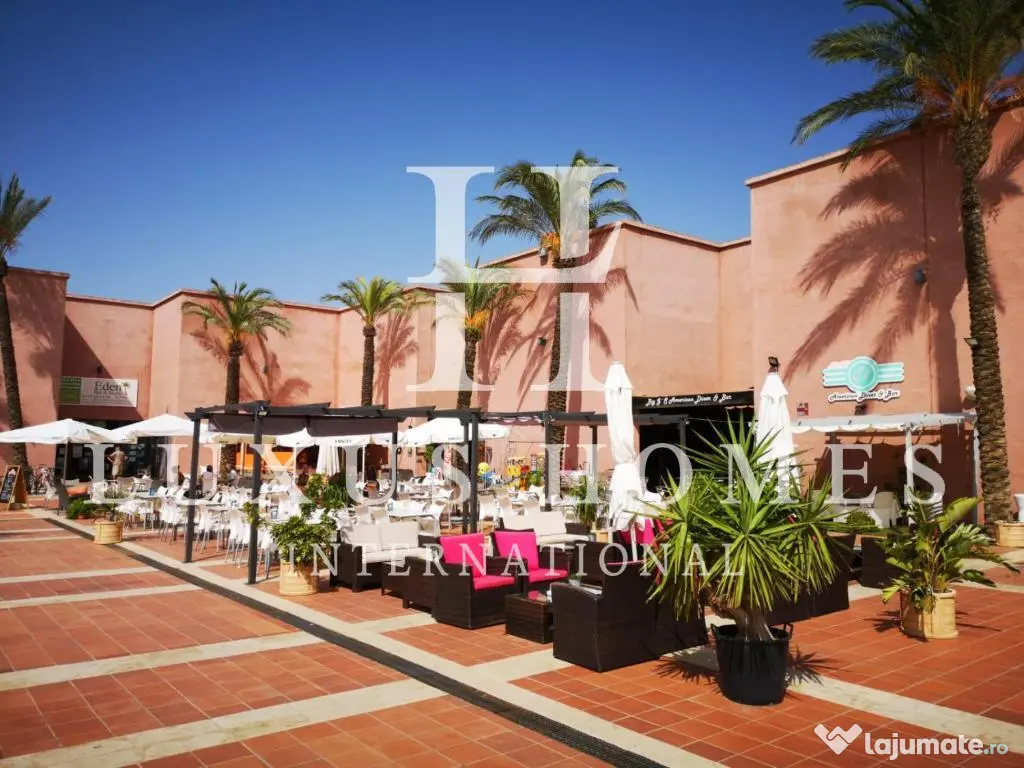 Vilă spațioasă cu terasă pe acoperiș și piscină privată pe un teren de golf