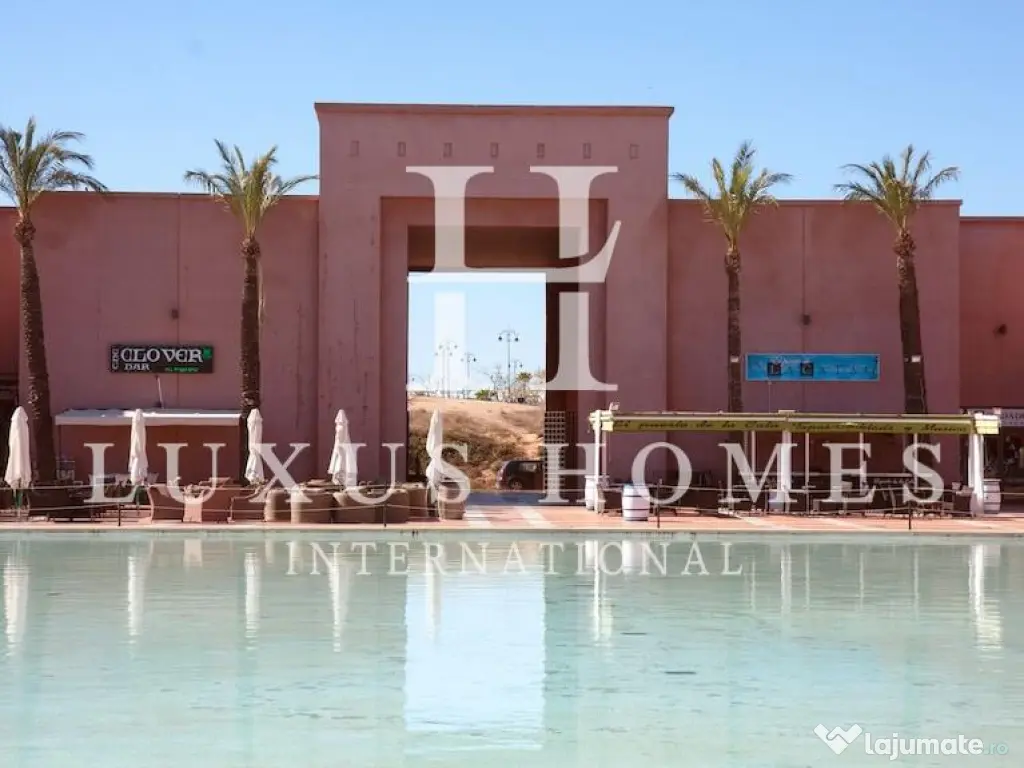 Vilă spațioasă cu terasă pe acoperiș și piscină privată pe un teren de golf