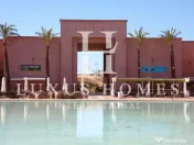 Vilă spațioasă cu terasă pe acoperiș și piscină privată  pe un teren de golf 