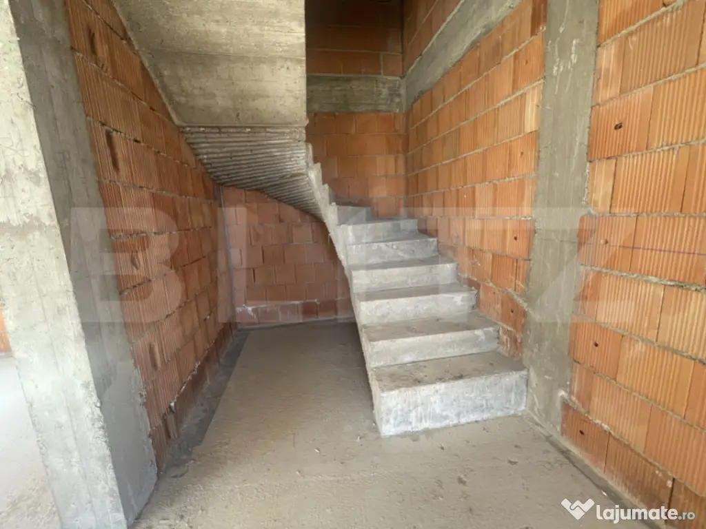 Apartament 3 camere dispus pe două niveluri cu gradina