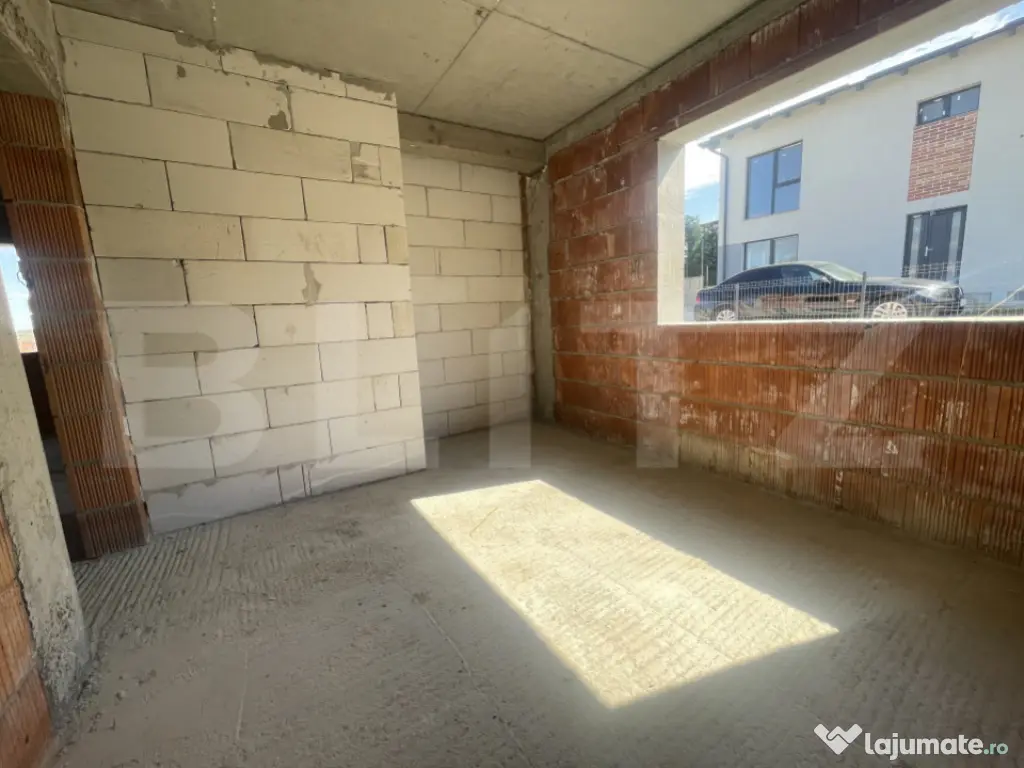 Apartament 3 camere dispus pe două niveluri cu gradina