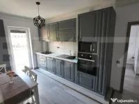 Apartament 2 camere, decomandat, modern, parcare, zona Flori 