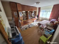 Apartament de vânzare compartimentat cu 3 camere 