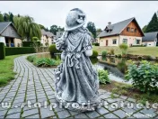 Statuetă țărăncuța la pompă, gri patinat, model S105. 