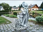 Statuetă țărăncuța la pompă, gri patinat, model S105. 