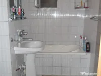 Inchiriez apartament cu 3 camere 