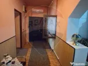 Casă spațioasă de vânzare în zona metropolitană, Fu... 