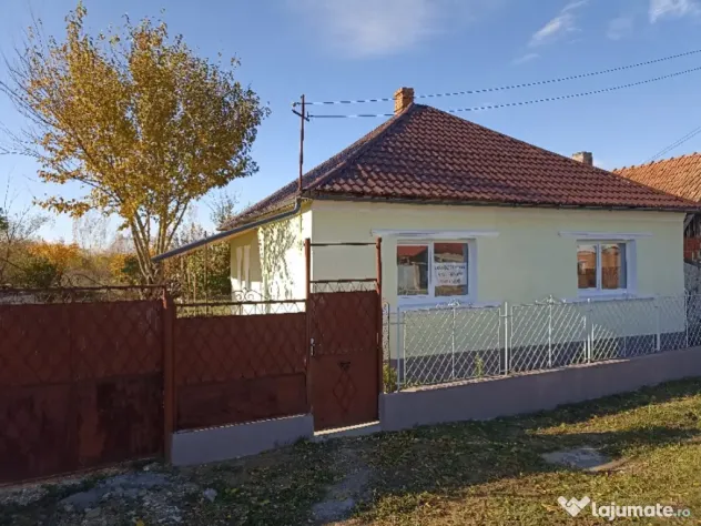 Casa cu gradina la tara la 25 km de Oradea in satul Santimreu.