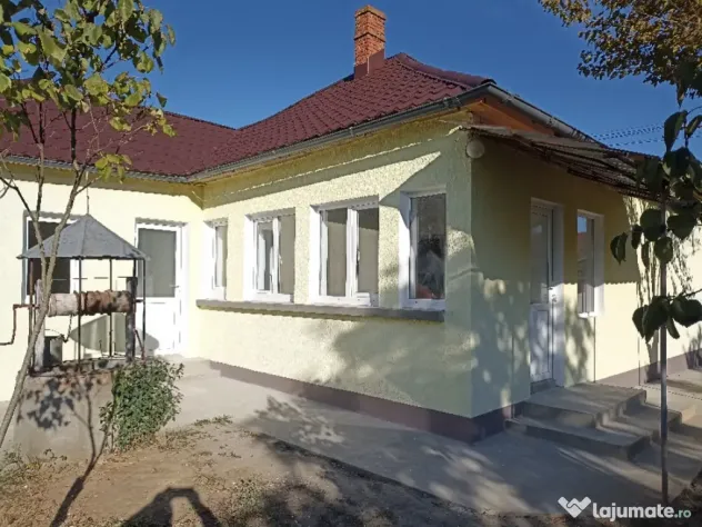 Casa cu gradina la tara la 25 km de Oradea in satul Santimreu.