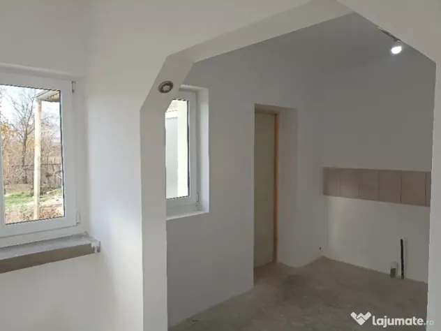 Casa cu gradina la tara la 25 km de Oradea in satul Santimreu.