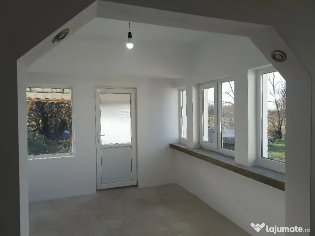 Casa cu gradina la tara la 25 km de Oradea in satul Santimreu.