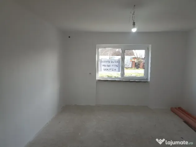 Casa cu gradina la tara la 25 km de Oradea in satul Santimreu.