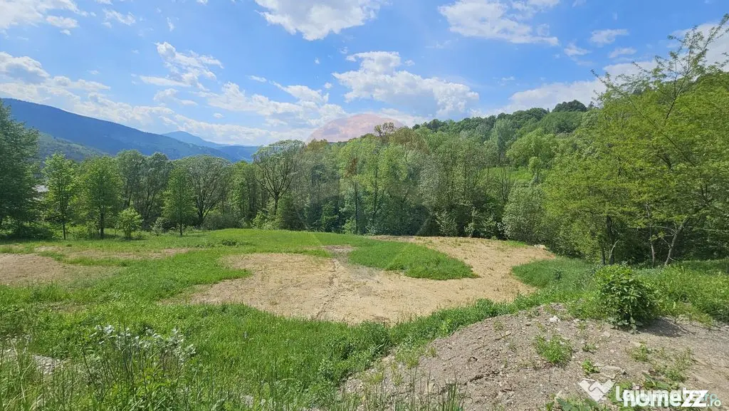 Teren de vanzare cu vedere la Ceahlău și Lacul Bicaz - Chiriteni (Neamt)