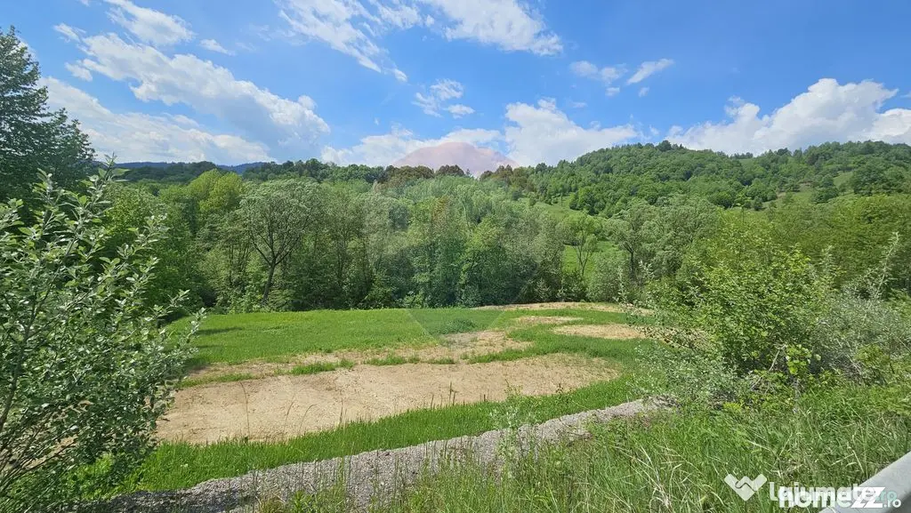 Teren de vanzare cu vedere la Ceahlău și Lacul Bicaz