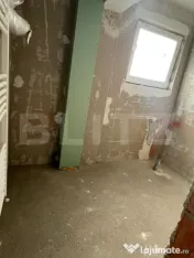 Apartament 3 camere, etaj intermediar, cu geam la baie, parc 