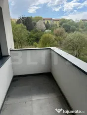 Apartament 3 camere, etaj intermediar, cu geam la baie, parc 