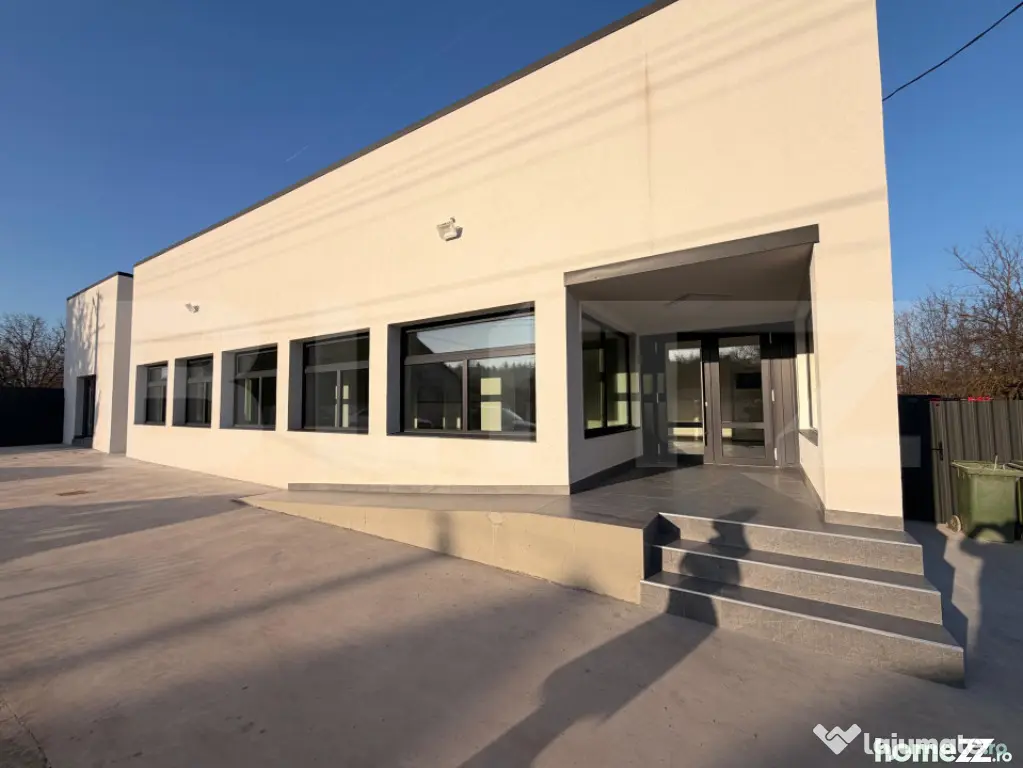 Spațiu 245 mp cu 10 parcări, curte logistică și rampă m
