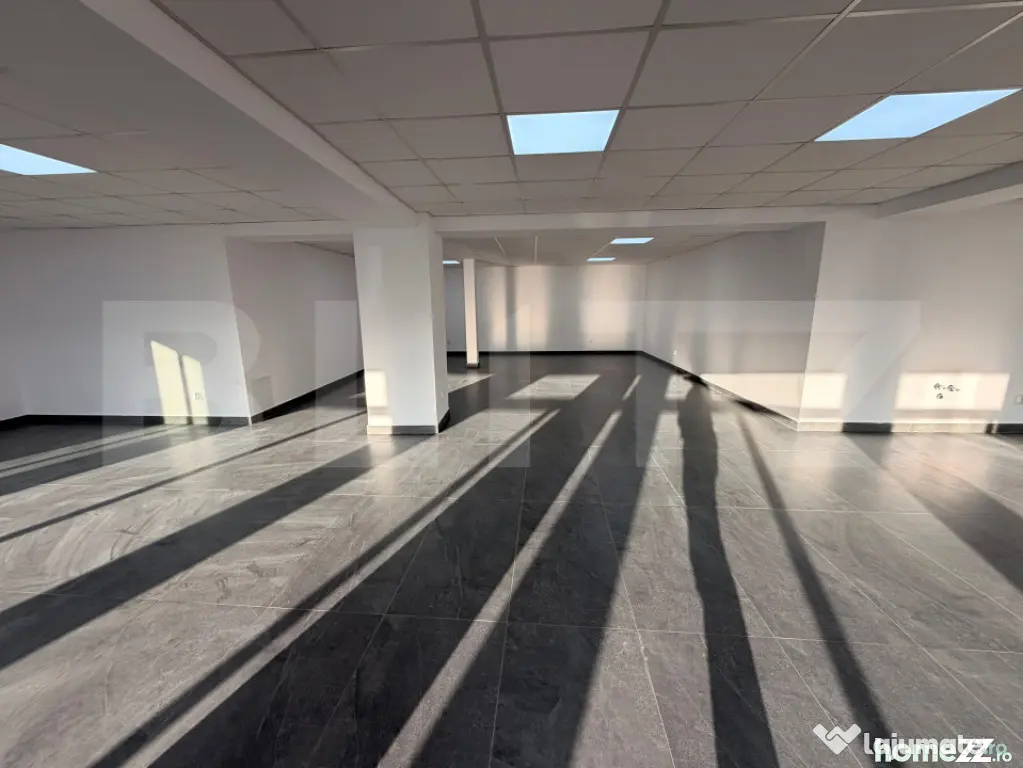 Spațiu 245 mp cu 10 parcări, curte logistică și rampă m