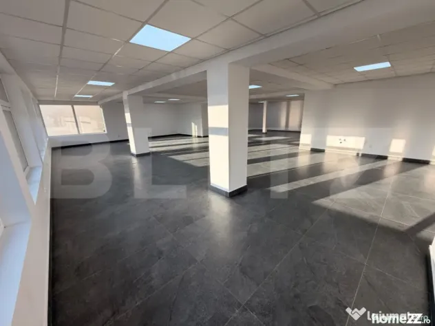 Spațiu 245 mp cu 10 parcări, curte logistică și rampă m