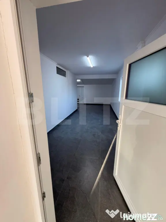 Spațiu 245 mp cu 10 parcări, curte logistică și rampă m