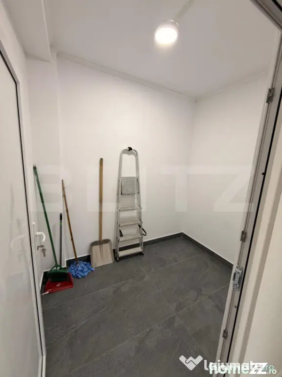 Spațiu 245 mp cu 10 parcări, curte logistică și rampă m