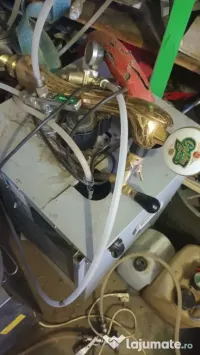 Vând dozator de bere ,vitrine etc 