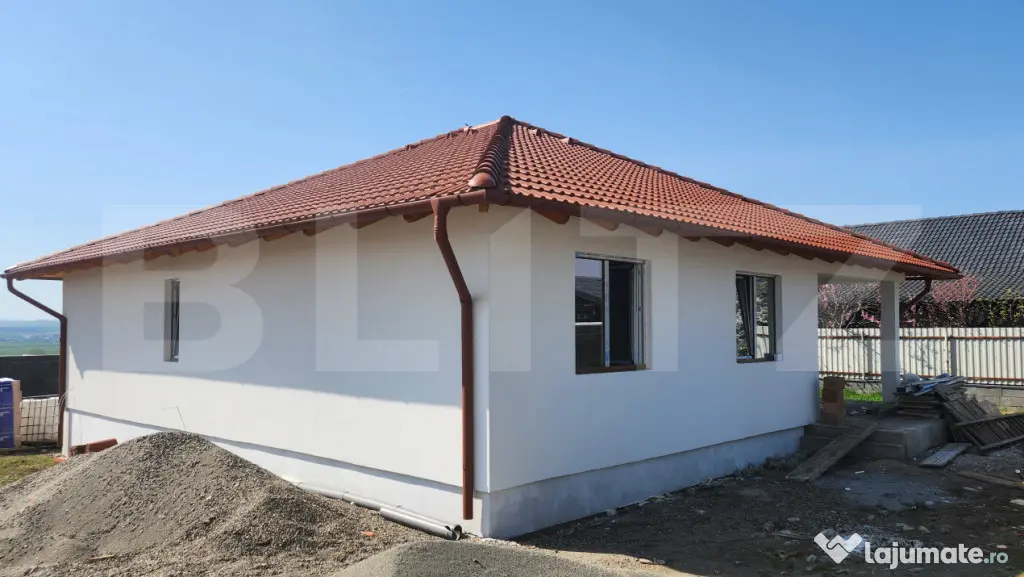 Casa pe ungur nivel 4 camere la Cheie 110 mp utli si teren d - Nazna (Mures)