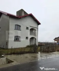 Casă de vânzare, 343 mp, zona Lazuri 
