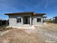 Casa individuala Santandrei cu placa de beton si gard imprej 