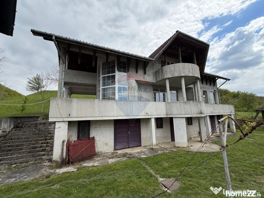Proprietate spatioasa cu teren generos -în Buciumi /Somc...