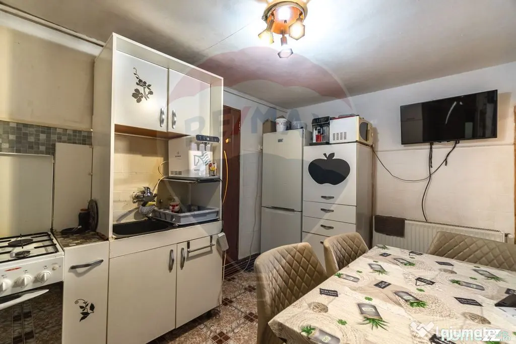 CASA COMPUSA DIN 2 APARTAMENTE, SCHEII BRASOVULUI| COMISI... - Brasov (Brasov)