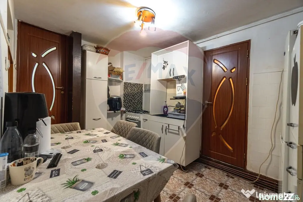 CASA COMPUSA DIN 2 APARTAMENTE, SCHEII BRASOVULUI| COMISI...